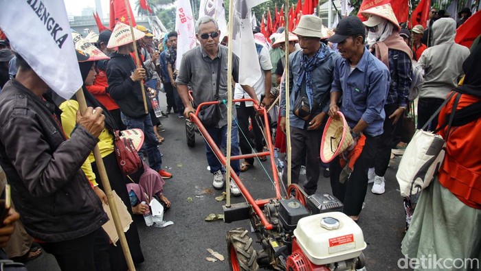 Massa petani melakukan aksi unjukrasa di depan Gedung DPR, Jakarta, Selasa (24/9). Mereka menuntut reformasi agraria.