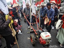 Bawa Traktor, Massa Petani Geruduk Gedung DPR