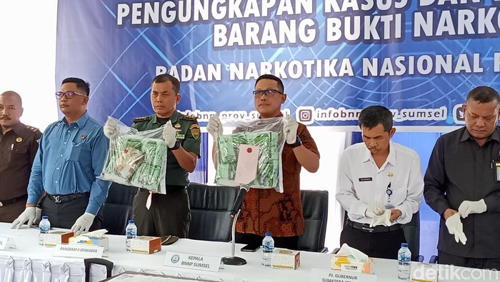 BNNP Sumsel ringkus satu tersangka kurir narkoba jaringan Sekayu-Betung, CU (53).