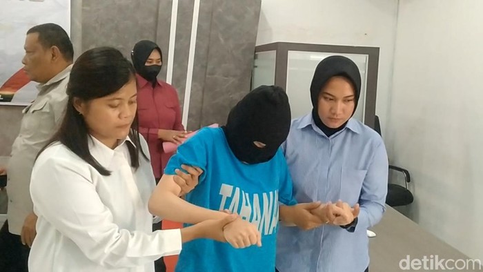 AN warga Tangerang diamankan polisi terkait temuan jasad bayi di rest area. AN dihadirkan dalam rilis pers di Mapolres Pemalang, Selasa (24/9/2024).