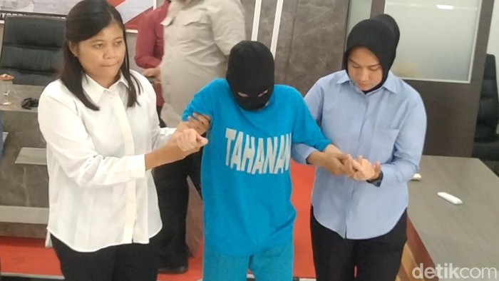 AN warga Tangerang diamankan polisi terkait temuan jasad bayi di rest area. AN dihadirkan dalam rilis pers di Mapolres Pemalang, Selasa (24/9/2024).