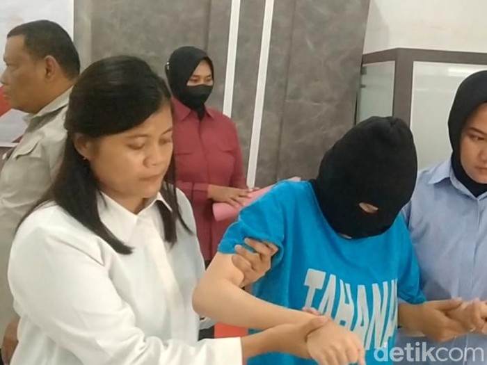 AN warga Tangerang diamankan polisi terkait temuan jasad bayi di rest area. AN dihadirkan dalam rilis pers di Mapolres Pemalang, Selasa (24/9/2024).