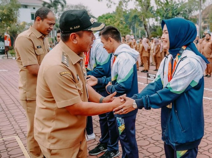Bupati Karawang Aep Syaepuloh saat menyerahkan bonus untuk para atlet peraih mendali di PON Aceh-Sumut 2024