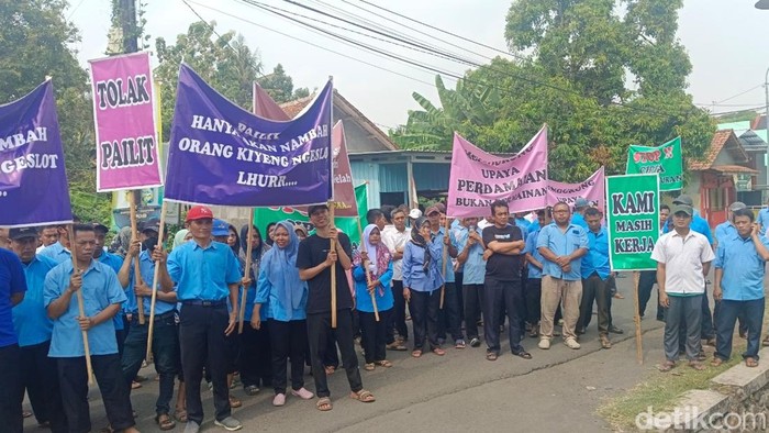 Buruh pabrik Panamtex gelar aksi protes putusan pailit, Selasa (24/9/2024).