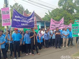 Pabrik Sarung Panamtex Pekalongan Diputus Pailit, Buruhnya Gelar Aksi Protes