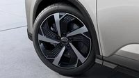 velg palang lima berwarna hitam dan perak menambah tampilan lebih keren. Foto: BYD