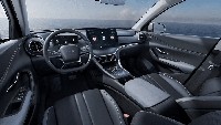 Masuk ke area dalam, Sealion 05 DM-i memiliki cluster instrumen yang sepenuhnya digital dan layar sentuh 15,6 inci yang dapat diputar yang menjalankan sistem infotainment DiLink BYD. Pemindah gigi dan tombol fisik di konsol tengah mengontrol berbagai fungsi, seperti mode berkendara dan pengaturan iklim. Kendaraan ini dilengkapi pengisian daya nirkabel, port USB, dan akses kunci ponsel pintar NFC. Foto: BYD