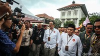 Ridwan Kamil-Suswono menghadiri deklarasi kampanye damai dengan mengenakan baju koko berwarna putih.  