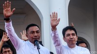 Dharma-Kun hadir dengan mengenakan baju koko berwarna putih.  