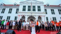 Pramono-Rano Karno hadir dengan menggunakan kaos berwarna oranye dan rompi putih bertuliskan Jakarta Menyala.  