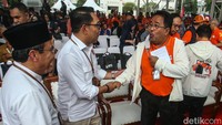 Ketiga pasangan cagub dan cawagub Jakarta saling berjabat tangan saat menghadiri deklarasi kampanye damai.  