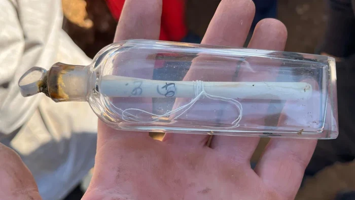 Catatan arkeolog di dalam botol