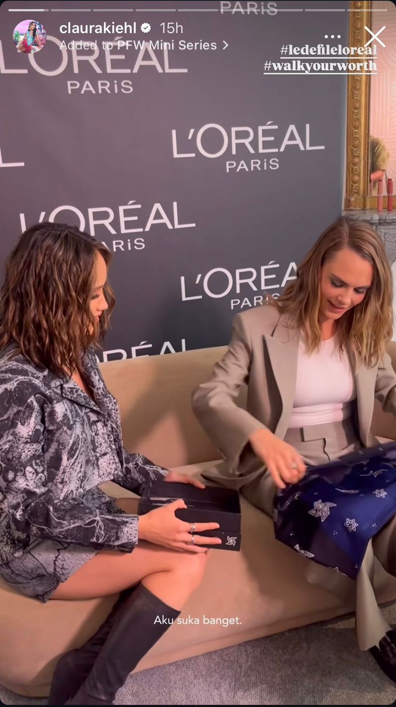 Cinta Laura Beri Batik Buat Cara Delevingne