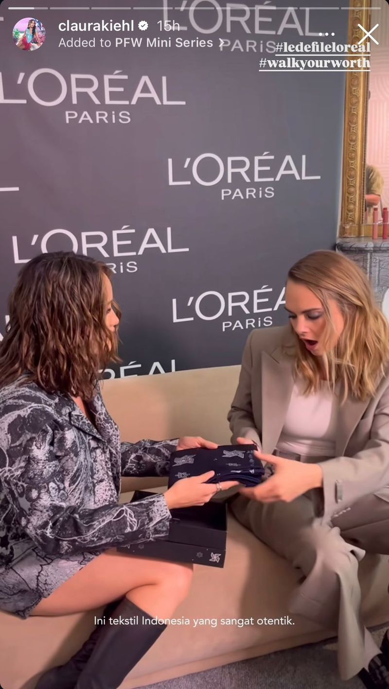 Cinta Laura Beri Batik Buat Cara Delevingne