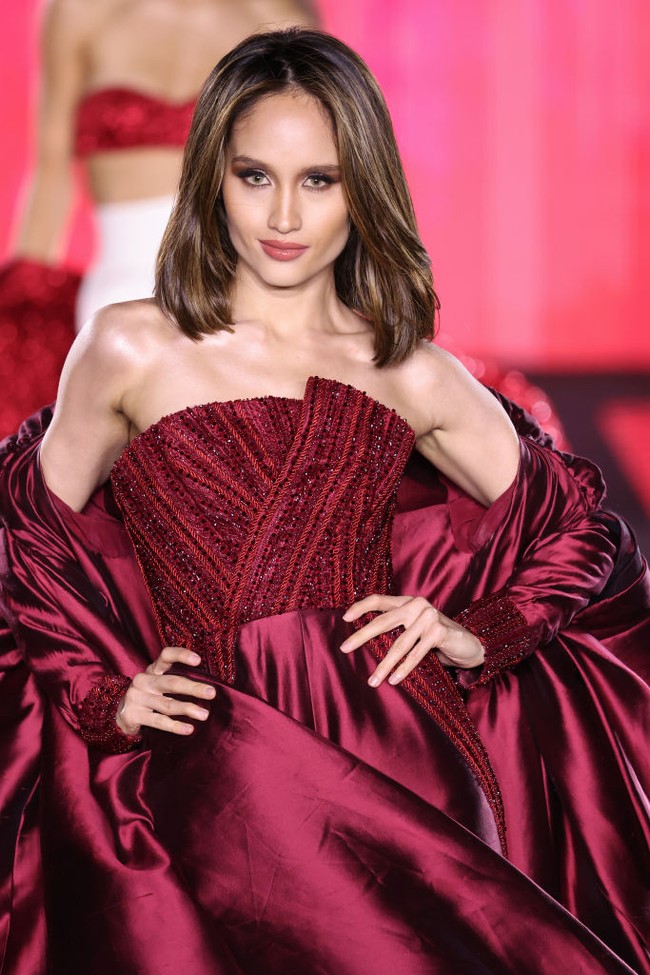 Makeup pulasan Bubah Alfian makin menyempurnakan penampilan perempuan blasteran Jerman-Indonesia ini. Pas saat Cinta berpose fierce di depan kamera! (Foto: Pietro S. DAprano/Getty Images for LOréal Paris)