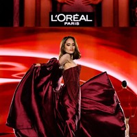 Untuk momen istimewa tersebut, tubuhnya dibungkus jumpsuit merah wine. Busana tersebut hadir dengan bodice berbentuk korset yang bertaburan detail kristal berkilauan nan glamor. (Foto: Kristy Sparow/Getty Images for LOréal Paris)