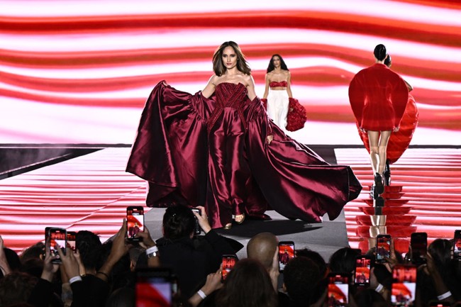 Cinta Laura mendunia lagi di Paris, Prancis. Ia menjadi bagian dari peragaan Le Défilé LOréal Paris – Walk Your Worth yang bertaburan selebriti internasional, Senin (23/9/2024). (Foto: Stephane Cardinale - Corbis/Corbis via Getty Images)