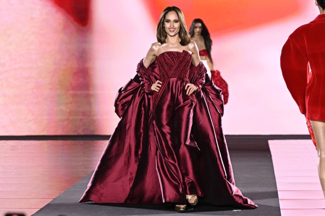 Berbagi panggung dengan aktris Hollywood Jane Fonda hingga model Kendall Jenner, Cinta Laura sebagai perwakilan Indonesia tak kalah memukau. (Foto: Stephane Cardinale/Corbis via Getty Images)