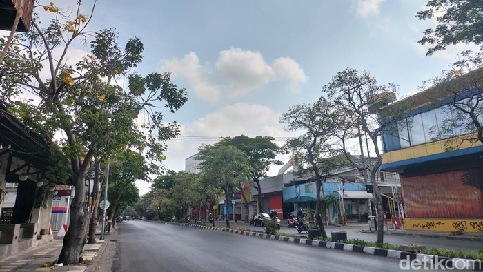 Cuaca Surabaya 25 September 2024: Berawan dengan Hujan Ringan