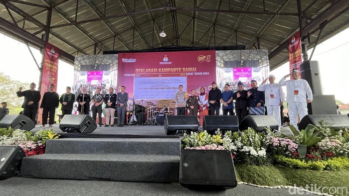 Deklarasi Kampanye Damai Pilgub Jabar 2024 bertajuk Inisiasi Budaya Demokrasi. Gelaran ini dihadiri keempat paslon Pilgub Jabar, pada Selasa (24/9/2024) di Laswi Heritage.