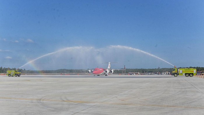 Pesawat Kepresidenan RJ85 yang terbang dari Pontianak, Kalimantan Barat, berhasil mendarat perdana dengan lancar di Bandar Udara Nusantara, Ibu Kota Nusantara (IKN), Selasa (24/9). Pesawat tersebut mengantar Presiden RI Joko Widodo melakukan kunjungan kerja di beberapa wilayah Kalimantan.