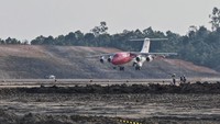Pesawat Kepresidenan RJ85 yang terbang dari Pontianak, Kalimantan Barat, berhasil mendarat perdana dengan lancar di Bandar Udara Nusantara, Ibu Kota Nusantara (IKN), Selasa (24/9). Pesawat tersebut mengantar Presiden Joko Widodo melakukan kunjungan kerja di beberapa wilayah Kalimantan.