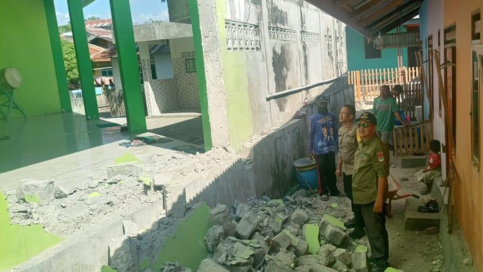 Dinding masjid di Banggai roboh imbas gempa 6,4 Gorontalo