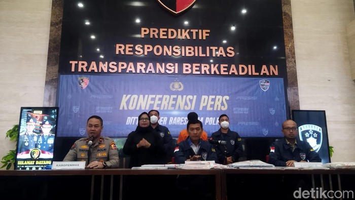 Dirtipidsiber Bareskrim Polri Brigjen Himawan Bayu Aji dalam konferensi pers di Mabes Polri