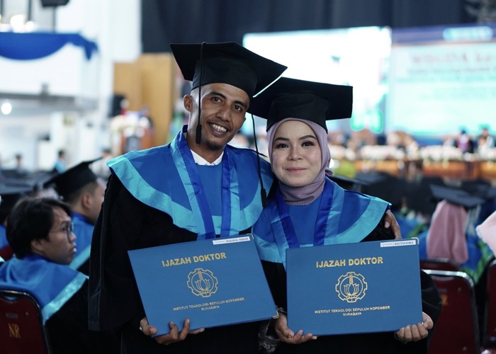 Dr Rajabal Akbar SSi MSc bersama sang istri Dr Egi Yuliora SSi MSi seusai dikukuhkan bersama sebagai lulusan doktor di Wisuda ke-130 ITS