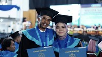 Dari teman seangkatan di bangku kuliah, hingga wisuda doktoral bersama.Dr Rajabal Akbar SSi MSc dan sang istri, Dr Egi Yuliora SSi MSi dikukuhkan bersama lulusan doktor di Wisuda ke-130 Institut Teknologi Sepuluh Nopember (ITS), Graha Sepuluh Nopember ITS, Minggu (22/9/2024) lalu. Raja dan Egi lulus dari Departemen Teknik Perkapalan Fakultas Teknologi Kelautan (FTK) ITS. Di sana, pasangan dosen Politeknik Negeri Bengkalis (Polbeng) Riau ini mengambil konsentrasi yang sama di bidang hidrodinamika kapal. Foto: ITS