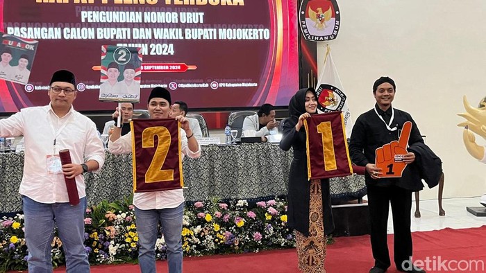 Dua paslon di Pilbup Mojokerto 2024 merayakan nomor urut yang mereka dapatkan.