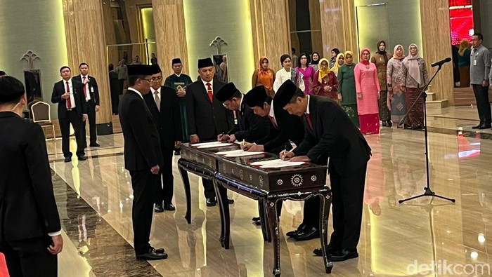 Eks Kapolda Jatim Irjen Nico Afinta resmi dilantik menjadi Sekjen Kemenkumham.