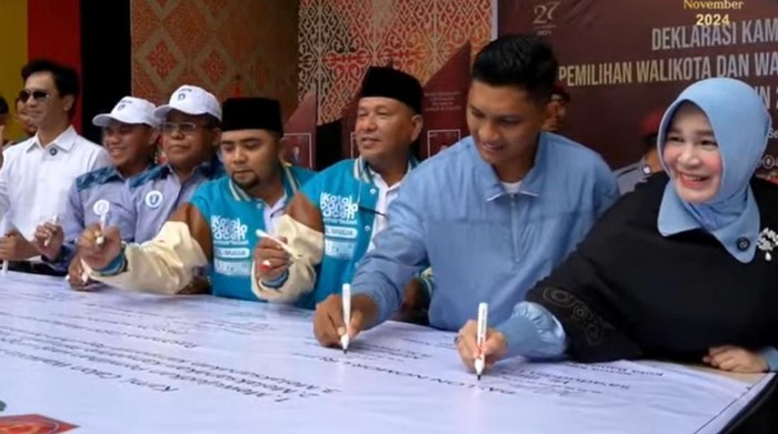 empat paslon wali kota dan wakil wali kota Banda Aceh meneken deklarasi pelaksanaan kampanye damai. (dok. Istimewa)