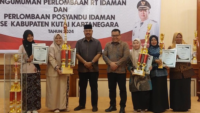 Foto: Bupati Edi Damansyah saat memberikan penghargaan kepada perwakilan posyandu di Kukar. Dokumen Istimewa