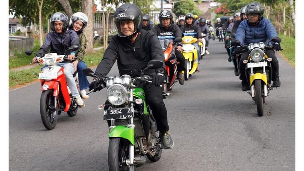 Ganjar Pranowo naik motor 2 tak