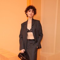 Penyanyi Italia Tecla Insolia tampil dengan setelan dan blazer yang dibiarkan terbuka hingga mengekspos bra transparannya yang seki. (Foto: Getty Images for Gucci)