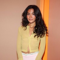 Penyanyi Inggris Olivia Dean mengandalkan atasan kuning menerawang yang seksi.   (Foto: Getty Images for Gucci)