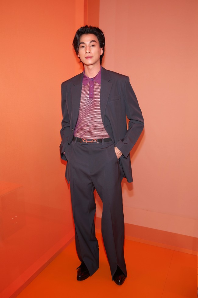 Tak hanya wanita, busana transparan juga menjadi andalan para pra. Tanpa terkecuali aktor Kanawut Traipipattanapong. (Foto: Getty Images for Gucci)