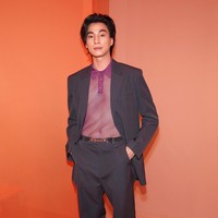 Tak hanya wanita, busana transparan juga menjadi andalan para pra. Tanpa terkecuali aktor Kanawut Traipipattanapong. (Foto: Getty Images for Gucci)