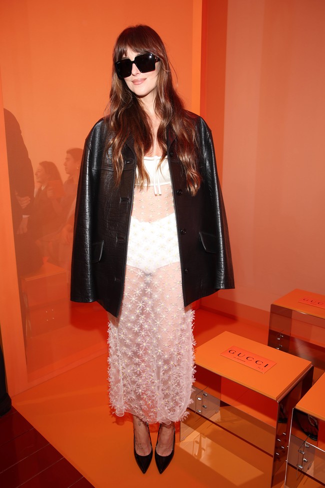 Dakota Johnson menyempurnakan dress lace-nya dengan bikers jacket nan edgy. (Foto: Getty Images for Gucci)