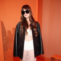 Dakota Johnson menyempurnakan dress lace-nya dengan bikers jacket nan edgy. (Foto: Getty Images for Gucci)