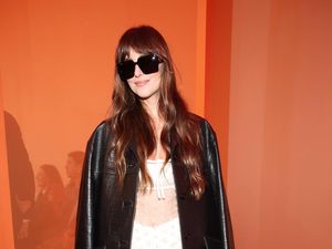 Foto: Adu Seksi Seleb Pakai Baju Transparan di Show Gucci Spring 2024
