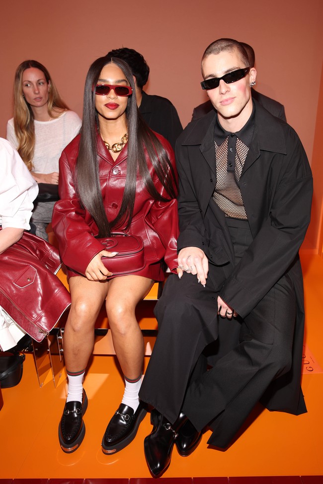 Duo Kelsey Lu dan Simon Davis yang datang dengan polo shirt menerawang. (Foto: Getty Images for Gucci)