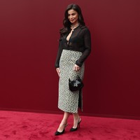 Blus hitam menerawang menemani penampilan Anne Curtis. (Foto: Getty Images for Gucci)