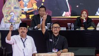 Ronal Surapradja juga maju dalam Pilkada 2024. Ia mendampingi Jeje Wiradinata dalam Pilgub Jawa Barat. (ANTARA FOTO/Novrian Arbi)