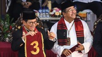 Aktor senior Rano Karno menjadi sorotan saat maju di Pilgub Jakarta. Pemeran Si Doel Anak Betawi ini mendampingi Pramono Anung. (ANTARA FOTO/Sulthony Hasanuddin)