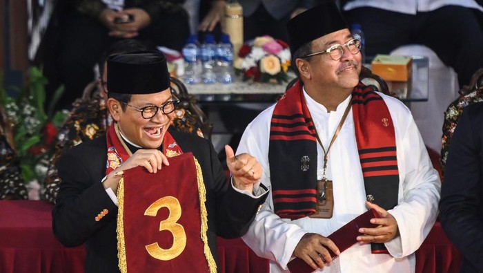 Pasangan calon Gubernur-Wakil Gubernur DKI Jakarta Pramono Anung-Rano Karno membuka nomor urutnya saat rapat pleno pengundian dan penetapan nomor urut Calon Gubernur dan Wakil Gubernur DKI Jakarta di KPU DKI Jakarta, Jakarta, Senin (23/9/2024). Pasangan Ridwan Kamil dan Suswono mendapatkan nomor urut satu, pasangan Dharma Pongrekun dan Kun Wardana mendapatkan nomor urut dua, serta pasangan Pramono Anung-Rano Karno mendapatkan nomor urut tiga pada Pilkada 2024. ANTARA FOTO/Sulthony Hasanuddin/aww.