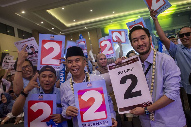 Pasangan calon Bupati dan Wakil Bupati Bandung Barat Jeje Ritchie Ismail (kanan) dan Asep Ismail (tengah) berfoto dengan pendukungnya saat Rapat Pleno Terbuka pengundian dan penetapan nomor urut pasangan calon Bupati dan Wakil Bupati Bandung Barat di Lembang, Kabupaten Bandung Barat, Jawa Barat, Senin (23/9/2024). Pasangan calon bupati dan wakil bupati Bandung Barat Didik Agus Triwiyono dan Gilang Dirga mendapat nomor urut satu, Jeje Ritchie Ismail dan Asep Ismail mendapat nomor urut dua, Hengky Kurniawan dan Ade Sudrajat Usman mendapat nomor urut tiga, Edi Rusyandi dan Unjang Asari mendapat nomor urut empat dan Sundaya dan Asep Ilyas mendapat nomor urut lima. ANTARA FOTO/Abdan Syakura/agr/aww.