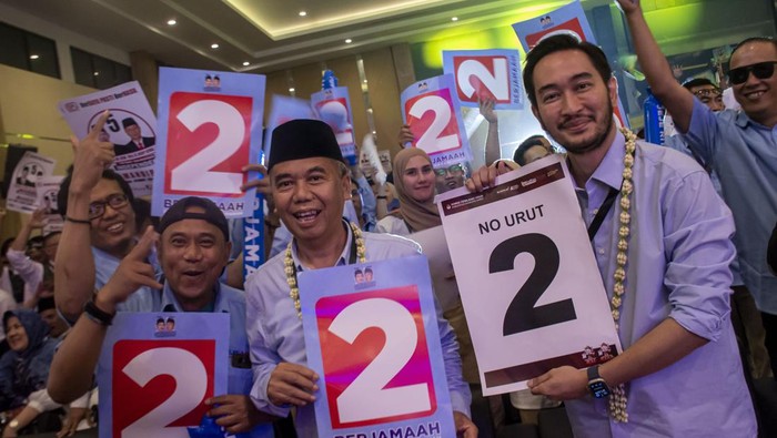 Pasangan calon Bupati dan Wakil Bupati Bandung Barat Jeje Ritchie Ismail (kanan) dan Asep Ismail (tengah) berfoto dengan pendukungnya saat Rapat Pleno Terbuka pengundian dan penetapan nomor urut pasangan calon Bupati dan Wakil Bupati Bandung Barat di Lembang, Kabupaten Bandung Barat, Jawa Barat, Senin (23/9/2024). Pasangan calon bupati dan wakil bupati Bandung Barat Didik Agus Triwiyono dan Gilang Dirga mendapat nomor urut satu, Jeje Ritchie Ismail dan Asep Ismail mendapat nomor urut dua, Hengky Kurniawan dan Ade Sudrajat Usman mendapat nomor urut tiga, Edi Rusyandi dan Unjang Asari mendapat nomor urut empat dan Sundaya dan Asep Ilyas mendapat nomor urut lima. ANTARA FOTO/Abdan Syakura/agr/aww.