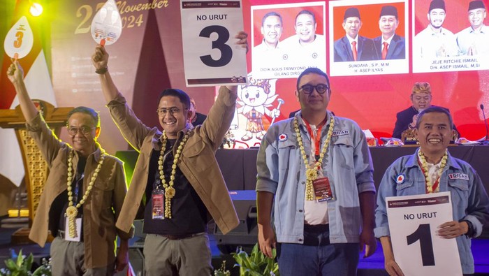Gaya Deretan Selebriti Saat Penetapan Nomor Urut Pilkada 2024 Pasangan calon Bupati dan Wakil Bupati Bandung Barat Jeje Ritchie Ismail (kanan) dan Asep Ismail (tengah) berfoto dengan pendukungnya saat Rapat Pleno Terbuka pengundian dan penetapan nomor urut pasangan calon Bupati dan Wakil Bupati Bandung Barat di Lembang, Kabupaten Bandung Barat, Jawa Barat, Senin (23/9/2024). Pasangan calon bupati dan wakil bupati Bandung Barat Didik Agus Triwiyono dan Gilang Dirga mendapat nomor urut satu, Jeje Ritchie Ismail dan Asep Ismail mendapat nomor urut dua, Hengky Kurniawan dan Ade Sudrajat Usman mendapat nomor urut tiga, Edi Rusyandi dan Unjang Asari mendapat nomor urut empat dan Sundaya dan Asep Ilyas mendapat nomor urut lima. ANTARA FOTO/Abdan Syakura/agr/aww.